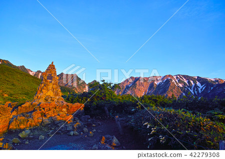 在早晨的陽光下,科隆(第三科隆)和北阿爾卑斯山的氣息 在早晨的陽光下,科隆(第三科隆)和北阿爾卑斯山的氣息 42279308