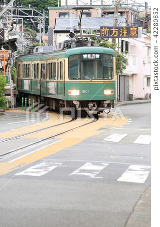 Enoshi離開Higoshigoshi站並進入路面（前方警告指示，沒有車） 42280852