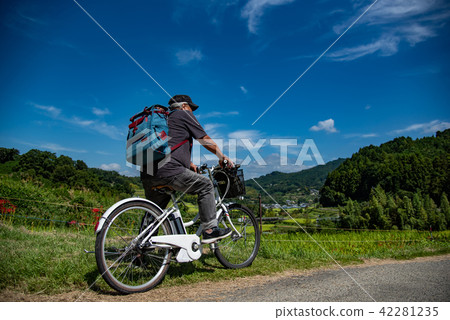 Nara Prefecture Asuka, early autumn Satoyama Higishi flower and rice field Electric bicycle riding old elderly male bicycle Nara Prefecture Asuka, early autumn Satoyama Higishi flower and rice field Electric bicycle riding old elderly male bicycle 42281235