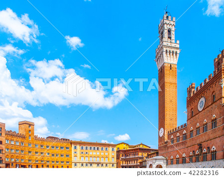 Bell tower, Torre del Mangia, of the Town Hall, Palazzo Pubblico, at the Piazza del Campo, Siena Bell tower, Torre del Mangia, of the Town Hall, Palazzo Pubblico, at the Piazza del Campo, Siena 42282316