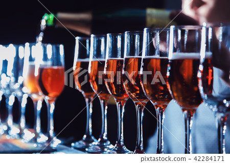 sparkling wine 42284171