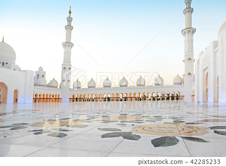 Sheikh Zayed Mosque in the evening. UAE Sheikh Zayed Mosque in the evening. UAE 42285233