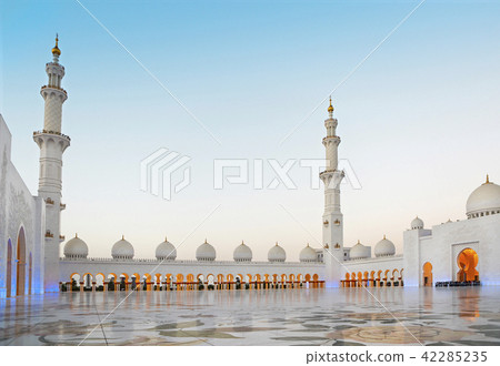 Sheikh Zayed Mosque in the evening. UAE Sheikh Zayed Mosque in the evening. UAE 42285235