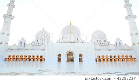 Sheikh Zayed Mosque in the evening. UAE Sheikh Zayed Mosque in the evening. UAE 42285237