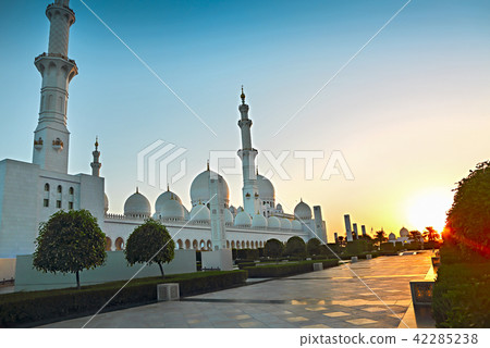 Sheikh Zayed Mosque in the evening. UAE Sheikh Zayed Mosque in the evening. UAE 42285238