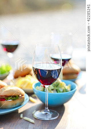 Picnic table with red wine glasses 42285241