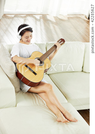 A Single Life Singer's Daily Hobbies 42285627