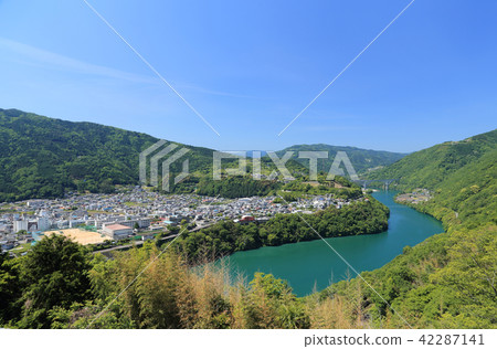 "Ikeda Hosoko Ohashi Bridge" in the town of Miyoshi-shi Ikeda-cho and Yoshino River Lake Ikeda, Tokushima Expressway 42287141