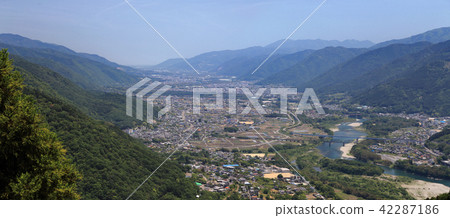 從三好市池田町東三好市，德島市方向查看。 （中西部構造線以東的吉野川） 42287186