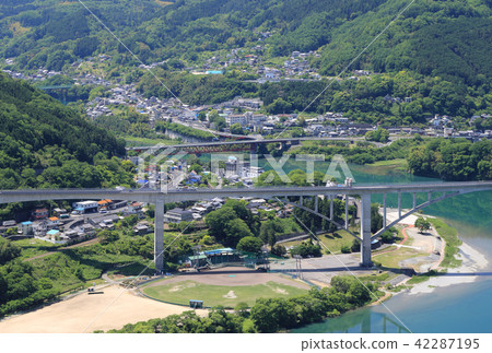 三好市的池田町的“池田細野大橋”,吉野川和德島高速公路,國道32號的池田大橋 三好市的池田町的“池田細野大橋”,吉野川和德島高速公路,國道32號的池田大橋 42287195