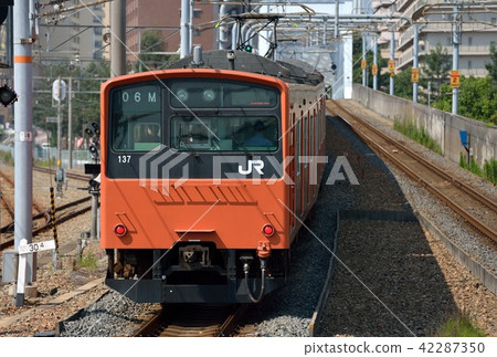 201系列普通列車在JR Yume Saki線上運行 42287350