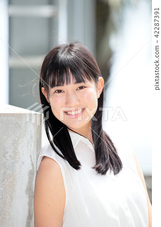 Summer portrait of a young lady Summer portrait of a young lady 42287391