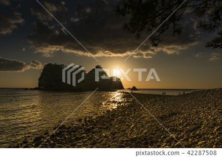 Sunset over Dongoga Island Sunset over Dongoga Island 42287508
