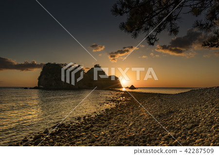 Sunset over Dongoga Island Sunset over Dongoga Island 42287509