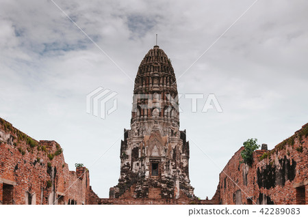 Ruined brick Pagoda of Wat Ratchaburana, Ayutthaya Ruined brick Pagoda of Wat Ratchaburana, Ayutthaya 42289083