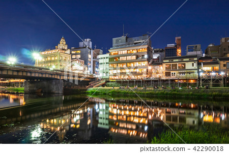 京都夏天花哨的詩Kamogawa涼爽的地板 京都夏天花哨的詩Kamogawa涼爽的地板 42290018