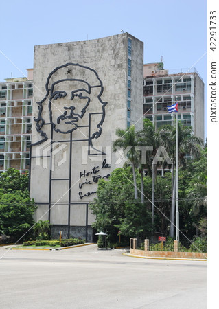 A huge Bas-relief of Ernesto Che Guevara on a building in Havana 42291733