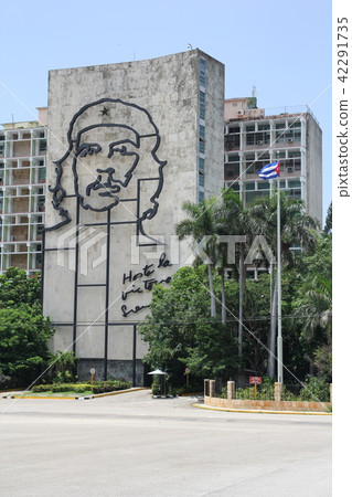A huge Bas-relief of Ernesto Che Guevara on a building in Havana 42291735
