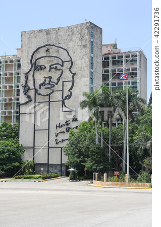 A huge Bas-relief of Ernesto Che Guevara on a building in Havana 42291736