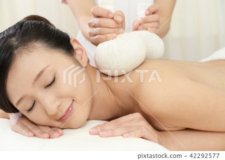 Woman receiving treatment at beauty salon Woman receiving treatment at beauty salon 42292577