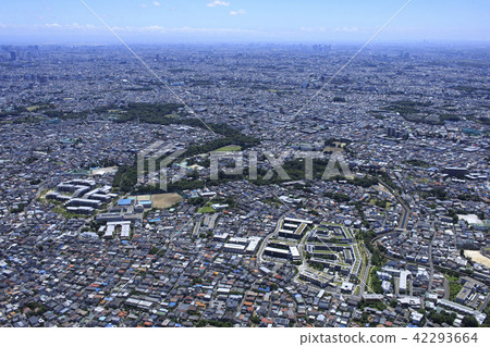 郊區住宅區/住宅區城鎮景觀，航拍照片 42293664