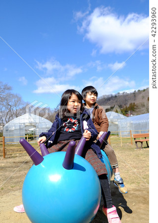 孩子們玩毛毛蟲大型遊樂場設備 孩子們玩毛毛蟲大型遊樂場設備 42293960