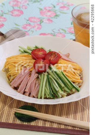 chilled Chinese noodles  42295668