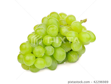 圖庫照片: green grape isolated on white background