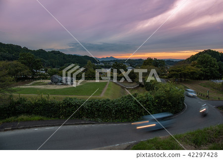奈良明日香石風景晚上風景過去的汽車 42297428