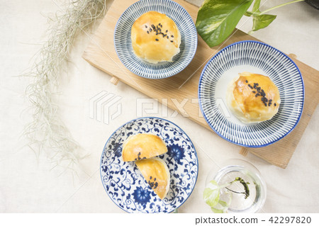 Mid-Autumn Festival moon cake Mid-Autumn Festival moon cake 42297820