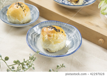 Mid-Autumn Festival moon cake Mid-Autumn Festival moon cake 42297828