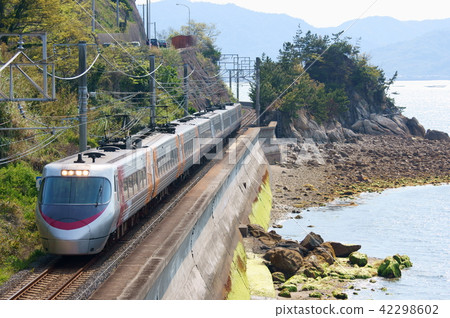 8600 series running along the Mitori coast: limited express "Shiokaze" + limited express "Ishizuchi" 8600 series running along the Mitori coast: limited express "Shiokaze" + limited express "Ishizuchi" 42298602