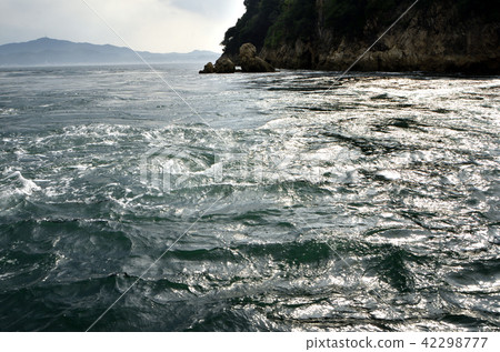 Sharp flow of the Kurushima Strait Sharp flow of the Kurushima Strait 42298777