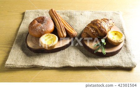 Breakfast prepared with rich bread 42301504
