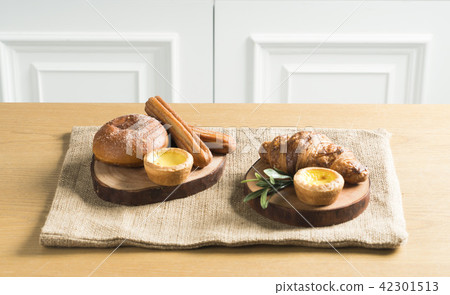 Breakfast prepared with rich bread 42301513