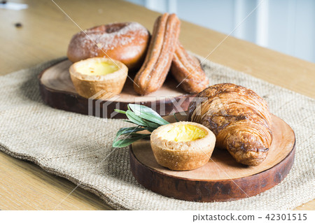 Breakfast prepared with rich bread Breakfast prepared with rich bread 42301515