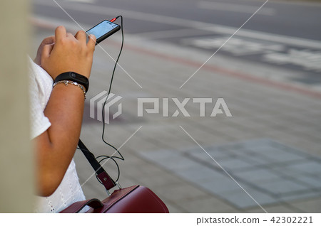 People using smartphone People using smartphone 42302221