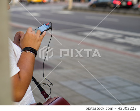 People using smartphone 42302222