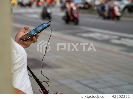 People using smartphone 42302231