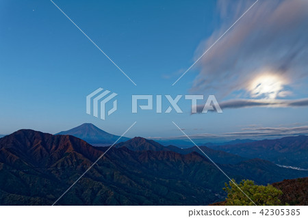 Fuji viewed from Kurayama ridgeline now at dawn · Mt. Mt. Matsumoto and full moon 42305385