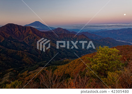 Mt. Fuji seen from the mountainous land · now Kurayama ridgeline of Dawn · Mt. Matsumoto and full moon Mt. Fuji seen from the mountainous land · now Kurayama ridgeline of Dawn · Mt. Matsumoto and full moon 42305480