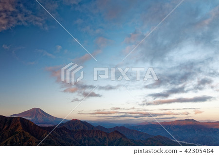 Mt. Fuji from Morishigi mountain · now Kurayama ridgeline at dawn and Mt. 42305484