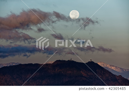 Doshi mountain area · Mitsukige dawn from Mt. Kurayama · Mt. Kitagake and the full moon 42305485