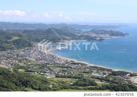 千葉縣阿波區富津市與京南町交界處的Nokogiri山頂的沿海城鎮和海岸線景觀 千葉縣阿波區富津市與京南町交界處的Nokogiri山頂的沿海城鎮和海岸線景觀 42307056