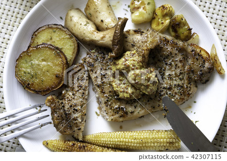 Pork sauté and grilled vegetables Pork sauté and grilled vegetables 42307115