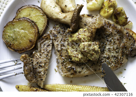 Pork sauté and grilled vegetables Pork sauté and grilled vegetables 42307116