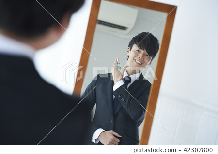 Businessman perfumery grooming Businessman perfumery grooming 42307800