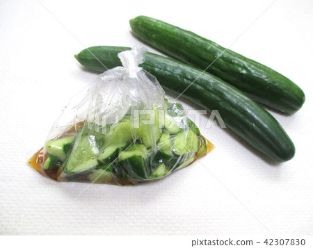 在一個塑料袋的醃黃瓜 在一個塑料袋的醃黃瓜 42307830