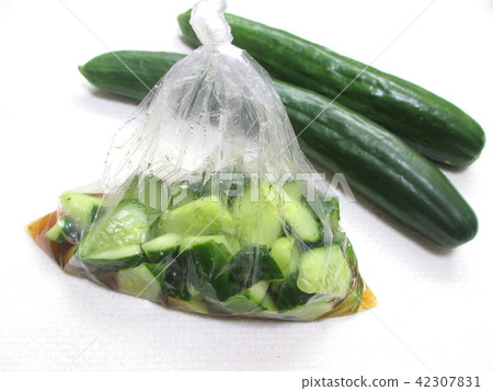 在一個塑料袋的醃黃瓜 42307831
