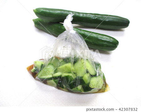 在一個塑料袋的醃黃瓜 42307832